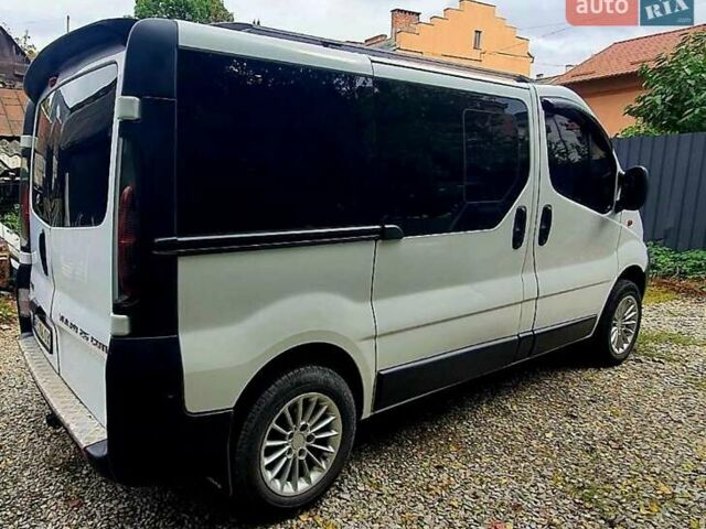 Белый Опель Виваро, объемом двигателя 2.5 л и пробегом 309 тыс. км за 7300 $, фото 4 на Automoto.ua