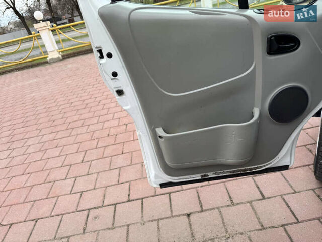 Білий Опель Віваро, об'ємом двигуна 1.87 л та пробігом 387 тис. км за 6000 $, фото 7 на Automoto.ua