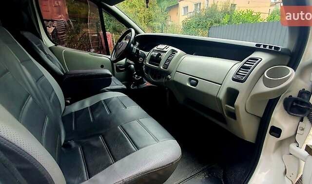 Белый Опель Виваро, объемом двигателя 2.5 л и пробегом 309 тыс. км за 7300 $, фото 7 на Automoto.ua