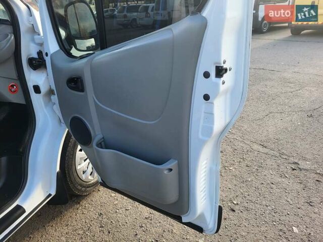 Белый Опель Виваро, объемом двигателя 1.9 л и пробегом 245 тыс. км за 7999 $, фото 61 на Automoto.ua