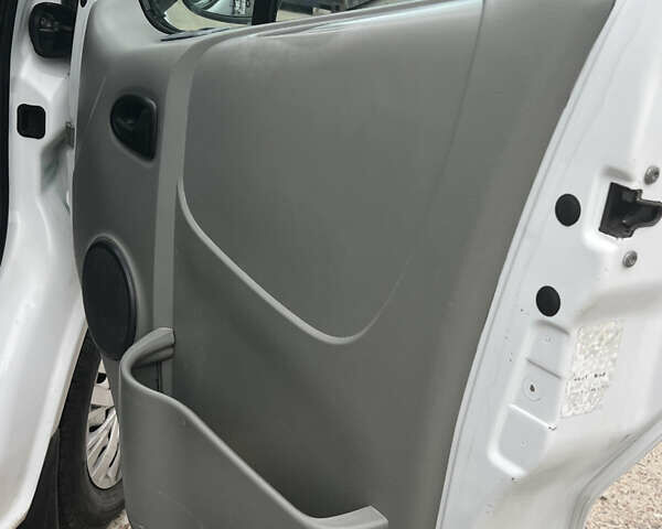Білий Опель Віваро, об'ємом двигуна 1.87 л та пробігом 310 тис. км за 7400 $, фото 12 на Automoto.ua