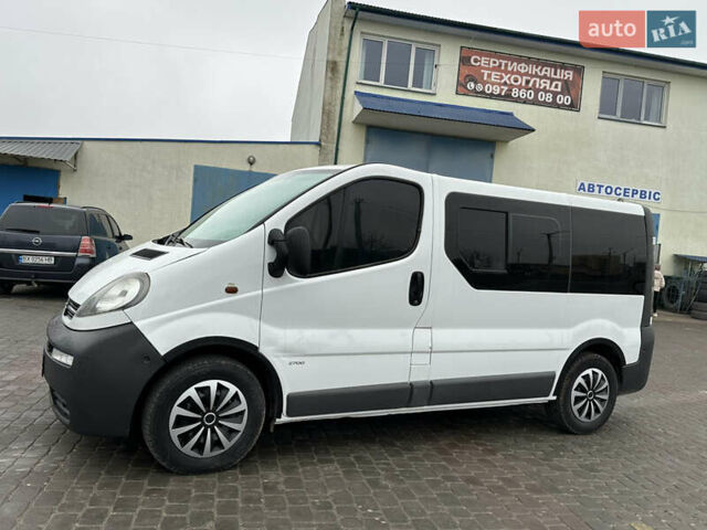 Белый Опель Виваро, объемом двигателя 1.9 л и пробегом 230 тыс. км за 7200 $, фото 1 на Automoto.ua