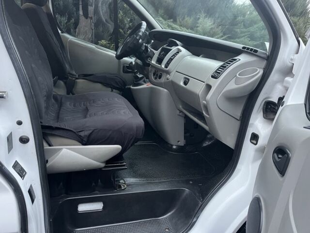 Белый Опель Виваро, объемом двигателя 1.9 л и пробегом 220 тыс. км за 5900 $, фото 6 на Automoto.ua