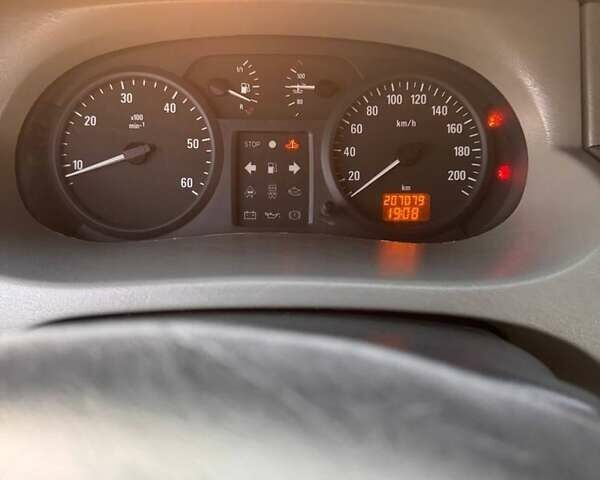 Белый Опель Виваро, объемом двигателя 1.9 л и пробегом 207 тыс. км за 6700 $, фото 7 на Automoto.ua