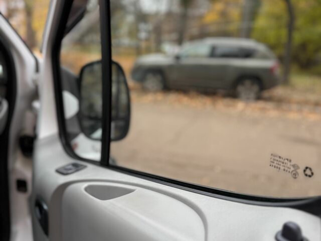 Белый Опель Виваро, объемом двигателя 1.9 л и пробегом 200 тыс. км за 7700 $, фото 3 на Automoto.ua