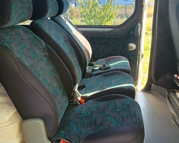 Белый Опель Виваро, объемом двигателя 2.5 л и пробегом 252 тыс. км за 7500 $, фото 9 на Automoto.ua