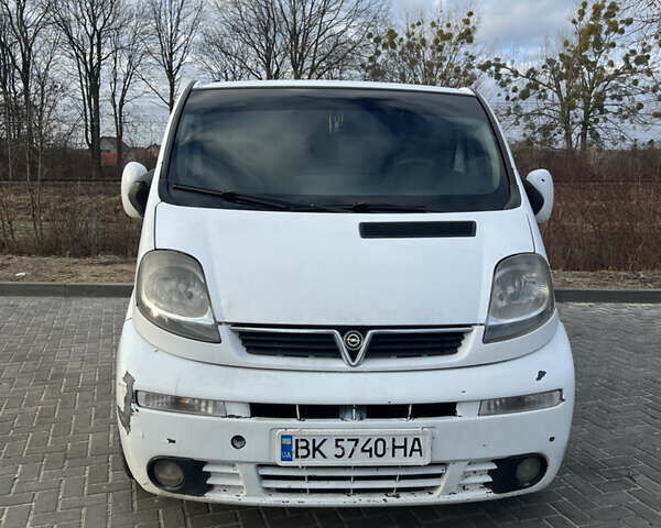 Белый Опель Виваро, объемом двигателя 1.9 л и пробегом 335 тыс. км за 6000 $, фото 3 на Automoto.ua