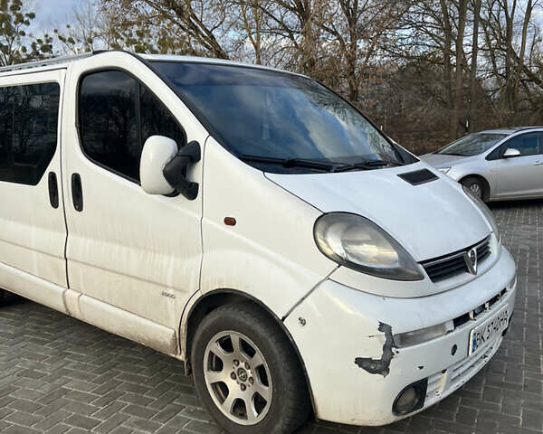 Белый Опель Виваро, объемом двигателя 1.9 л и пробегом 335 тыс. км за 6000 $, фото 4 на Automoto.ua