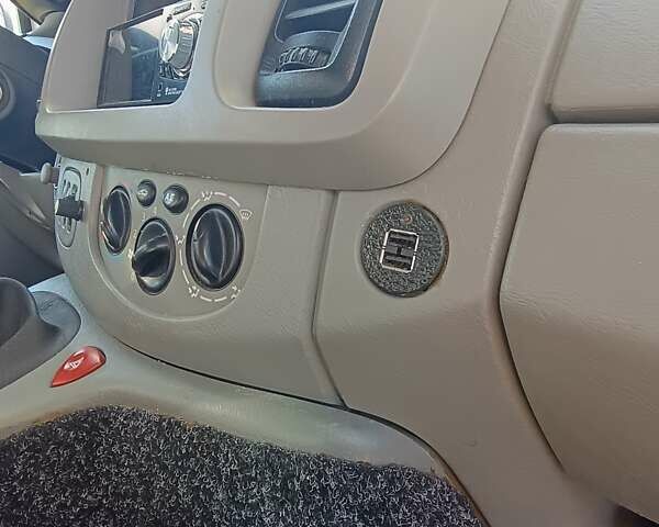 Белый Опель Виваро, объемом двигателя 2.5 л и пробегом 252 тыс. км за 7500 $, фото 5 на Automoto.ua