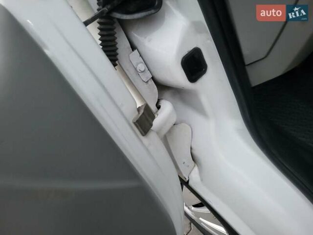 Білий Опель Віваро, об'ємом двигуна 1.9 л та пробігом 243 тис. км за 7800 $, фото 108 на Automoto.ua