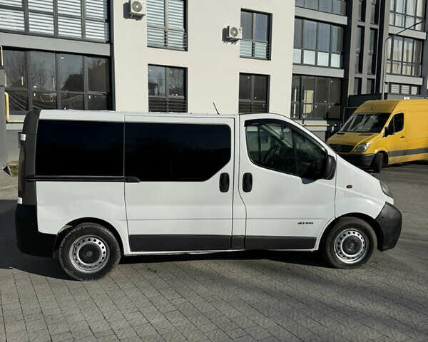 Белый Опель Виваро, объемом двигателя 1.9 л и пробегом 415 тыс. км за 5999 $, фото 4 на Automoto.ua