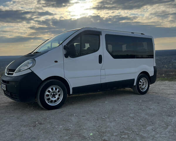 Белый Опель Виваро, объемом двигателя 1.87 л и пробегом 270 тыс. км за 7500 $, фото 2 на Automoto.ua
