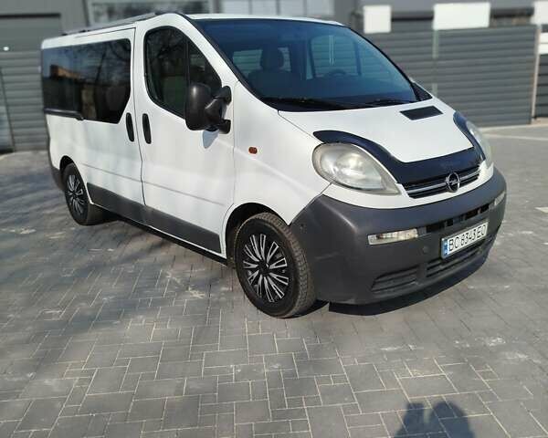 Белый Опель Виваро, объемом двигателя 1.9 л и пробегом 315 тыс. км за 7500 $, фото 2 на Automoto.ua