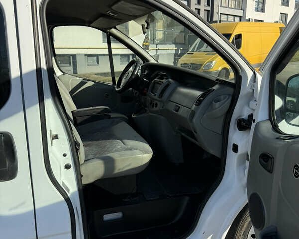 Белый Опель Виваро, объемом двигателя 1.9 л и пробегом 415 тыс. км за 5999 $, фото 19 на Automoto.ua