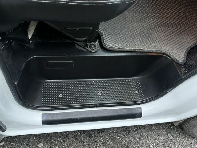 Білий Опель Віваро, об'ємом двигуна 1.9 л та пробігом 327 тис. км за 7500 $, фото 7 на Automoto.ua