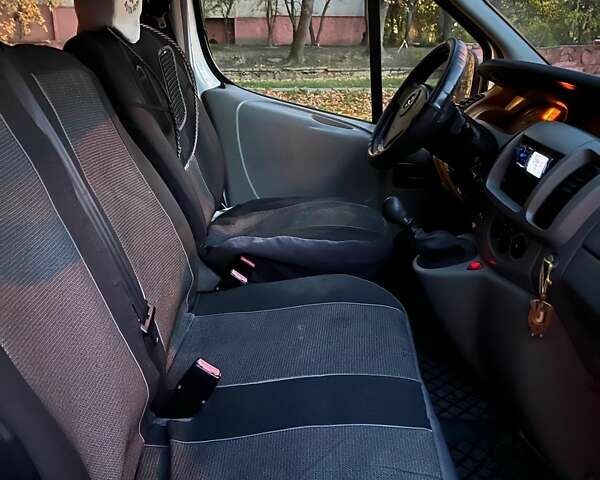 Белый Опель Виваро, объемом двигателя 1.9 л и пробегом 384 тыс. км за 7600 $, фото 5 на Automoto.ua