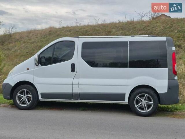 Белый Опель Виваро, объемом двигателя 2 л и пробегом 334 тыс. км за 8000 $, фото 2 на Automoto.ua