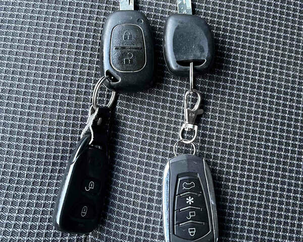 Білий Опель Віваро, об'ємом двигуна 1.9 л та пробігом 246 тис. км за 6999 $, фото 32 на Automoto.ua