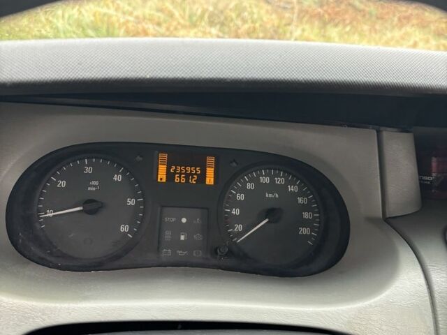 Білий Опель Віваро, об'ємом двигуна 1.9 л та пробігом 235 тис. км за 6600 $, фото 2 на Automoto.ua