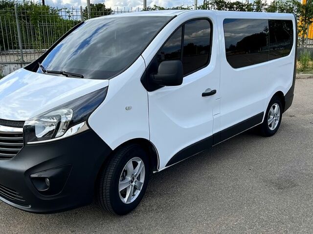 Белый Опель Виваро, объемом двигателя 1.9 л и пробегом 250 тыс. км за 17000 $, фото 8 на Automoto.ua