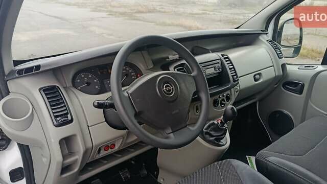 Белый Опель Виваро, объемом двигателя 1.9 л и пробегом 237 тыс. км за 8800 $, фото 13 на Automoto.ua