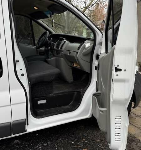 Белый Опель Виваро, объемом двигателя 1.9 л и пробегом 213 тыс. км за 9000 $, фото 6 на Automoto.ua