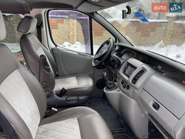 Белый Опель Виваро, объемом двигателя 2.5 л и пробегом 264 тыс. км за 8500 $, фото 1 на Automoto.ua