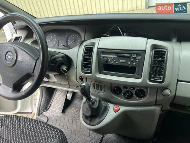 Белый Опель Виваро, объемом двигателя 1.87 л и пробегом 375 тыс. км за 7800 $, фото 6 на Automoto.ua