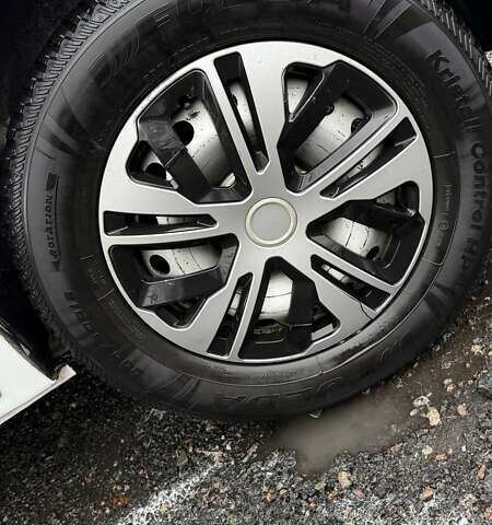 Белый Опель Виваро, объемом двигателя 1.9 л и пробегом 213 тыс. км за 9000 $, фото 5 на Automoto.ua