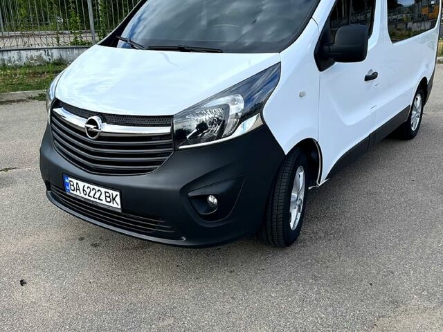 Белый Опель Виваро, объемом двигателя 1.9 л и пробегом 250 тыс. км за 17000 $, фото 2 на Automoto.ua
