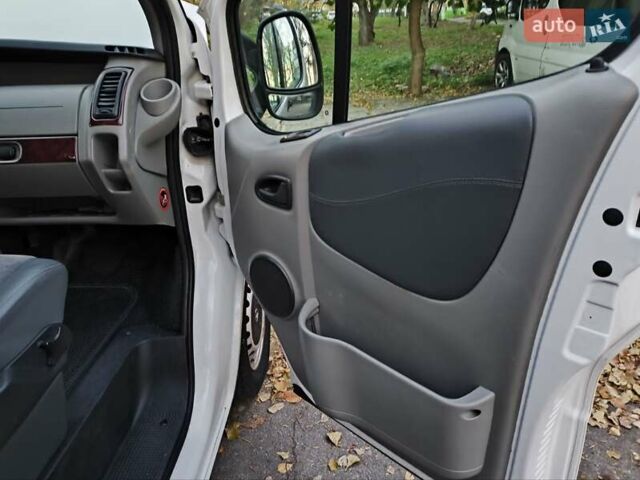 Білий Опель Віваро, об'ємом двигуна 1.9 л та пробігом 212 тис. км за 8200 $, фото 6 на Automoto.ua