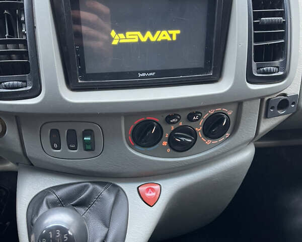 Белый Опель Виваро, объемом двигателя 1.9 л и пробегом 347 тыс. км за 7500 $, фото 13 на Automoto.ua