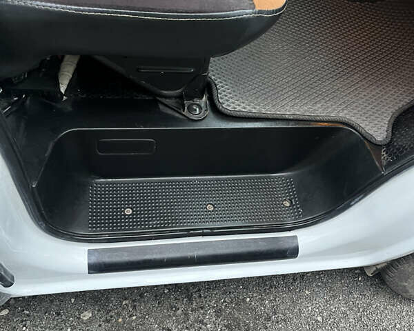 Білий Опель Віваро, об'ємом двигуна 1.87 л та пробігом 327 тис. км за 7500 $, фото 7 на Automoto.ua