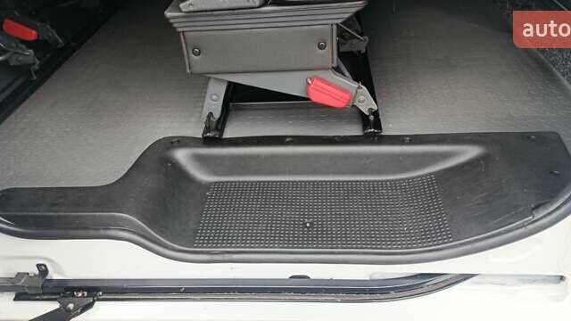 Белый Опель Виваро, объемом двигателя 1.9 л и пробегом 237 тыс. км за 8800 $, фото 24 на Automoto.ua