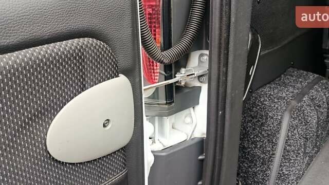 Белый Опель Виваро, объемом двигателя 1.9 л и пробегом 237 тыс. км за 8800 $, фото 27 на Automoto.ua