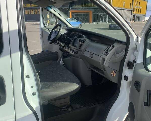 Белый Опель Виваро, объемом двигателя 2 л и пробегом 390 тыс. км за 7700 $, фото 10 на Automoto.ua