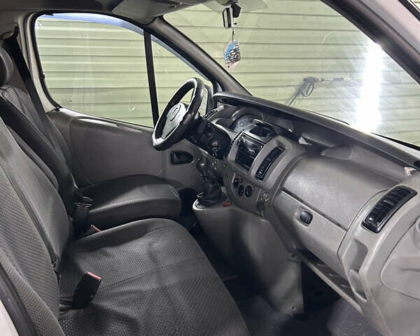 Белый Опель Виваро, объемом двигателя 1.87 л и пробегом 252 тыс. км за 6500 $, фото 5 на Automoto.ua