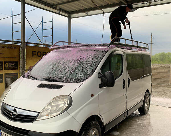 Белый Опель Виваро, объемом двигателя 2 л и пробегом 488 тыс. км за 8300 $, фото 4 на Automoto.ua