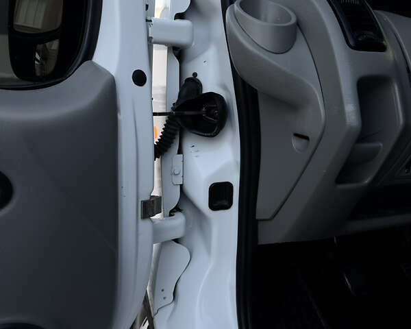 Белый Опель Виваро, объемом двигателя 2 л и пробегом 337 тыс. км за 8850 $, фото 32 на Automoto.ua