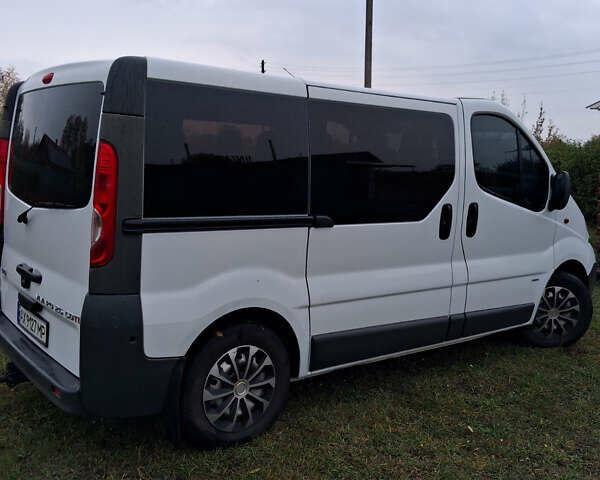 Білий Опель Віваро, об'ємом двигуна 2.46 л та пробігом 320 тис. км за 8500 $, фото 4 на Automoto.ua