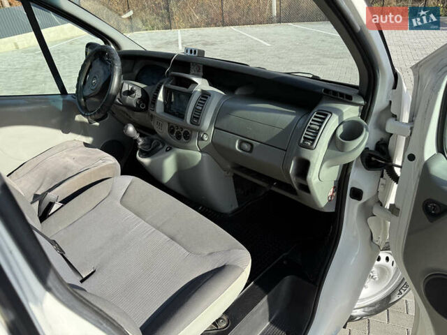 Белый Опель Виваро, объемом двигателя 2 л и пробегом 330 тыс. км за 5999 $, фото 14 на Automoto.ua