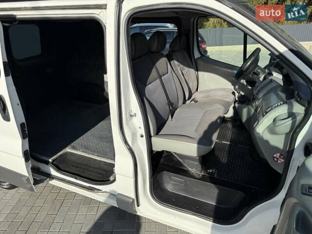 Белый Опель Виваро, объемом двигателя 2 л и пробегом 330 тыс. км за 5999 $, фото 13 на Automoto.ua