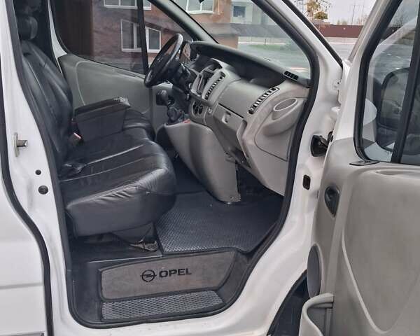 Білий Опель Віваро, об'ємом двигуна 2 л та пробігом 302 тис. км за 8500 $, фото 1 на Automoto.ua