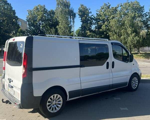 Білий Опель Віваро, об'ємом двигуна 2 л та пробігом 265 тис. км за 8500 $, фото 14 на Automoto.ua