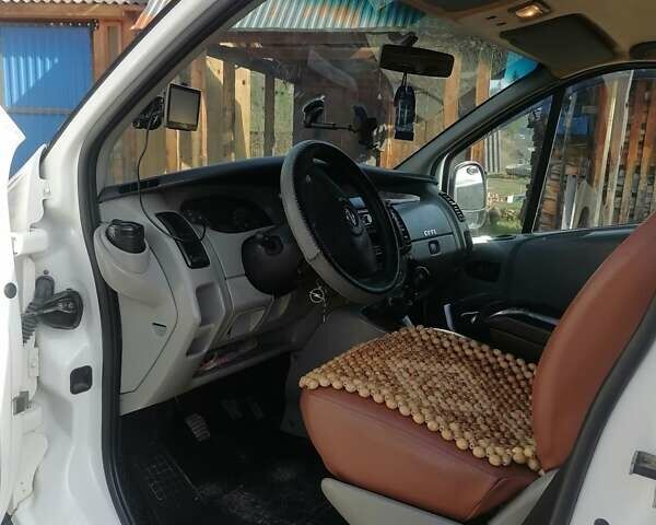 Белый Опель Виваро, объемом двигателя 2 л и пробегом 390 тыс. км за 7600 $, фото 6 на Automoto.ua