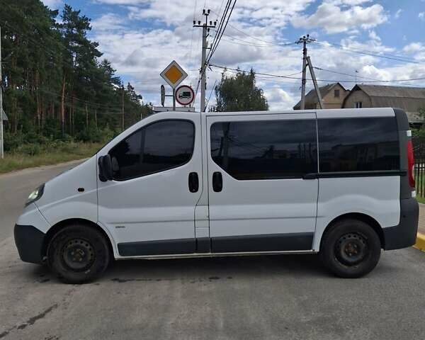 Білий Опель Віваро, об'ємом двигуна 2.46 л та пробігом 278 тис. км за 11000 $, фото 4 на Automoto.ua