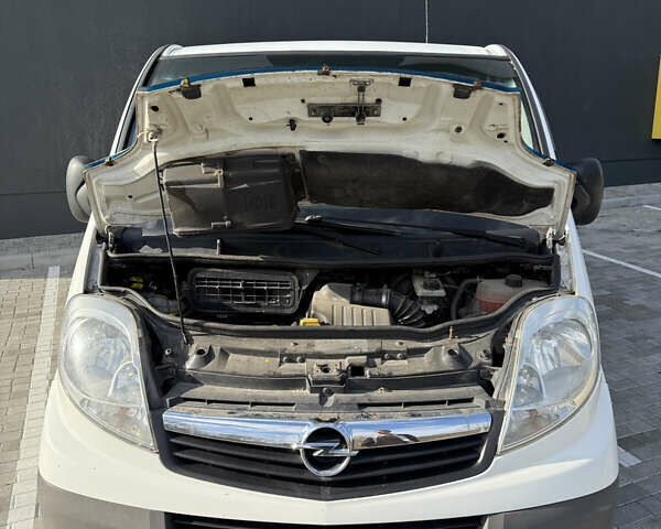 Белый Опель Виваро, объемом двигателя 2 л и пробегом 330 тыс. км за 5999 $, фото 31 на Automoto.ua