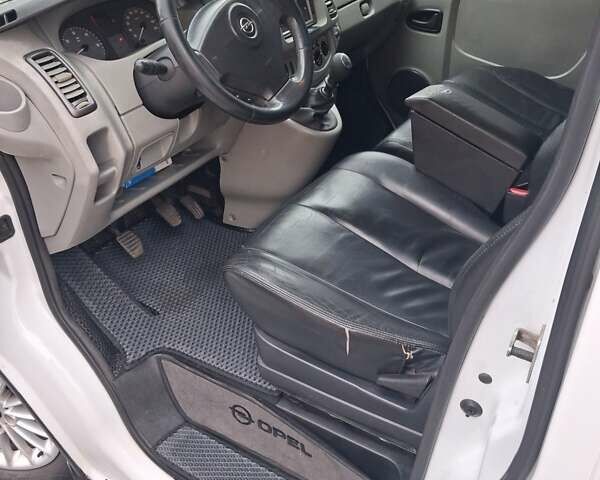 Білий Опель Віваро, об'ємом двигуна 2 л та пробігом 302 тис. км за 8500 $, фото 2 на Automoto.ua