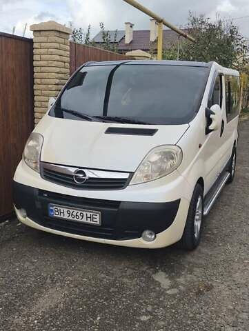 Белый Опель Виваро, объемом двигателя 2 л и пробегом 394 тыс. км за 9300 $, фото 2 на Automoto.ua