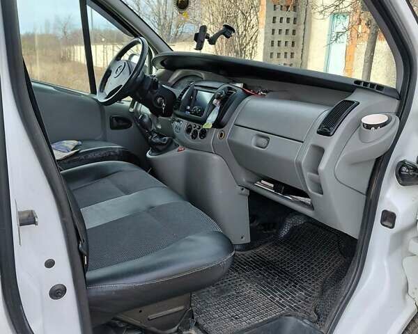Белый Опель Виваро, объемом двигателя 2 л и пробегом 385 тыс. км за 8800 $, фото 16 на Automoto.ua